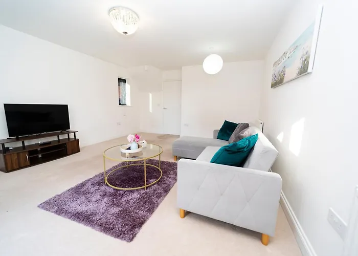Specious Modern 3-Bed House Near City Centre