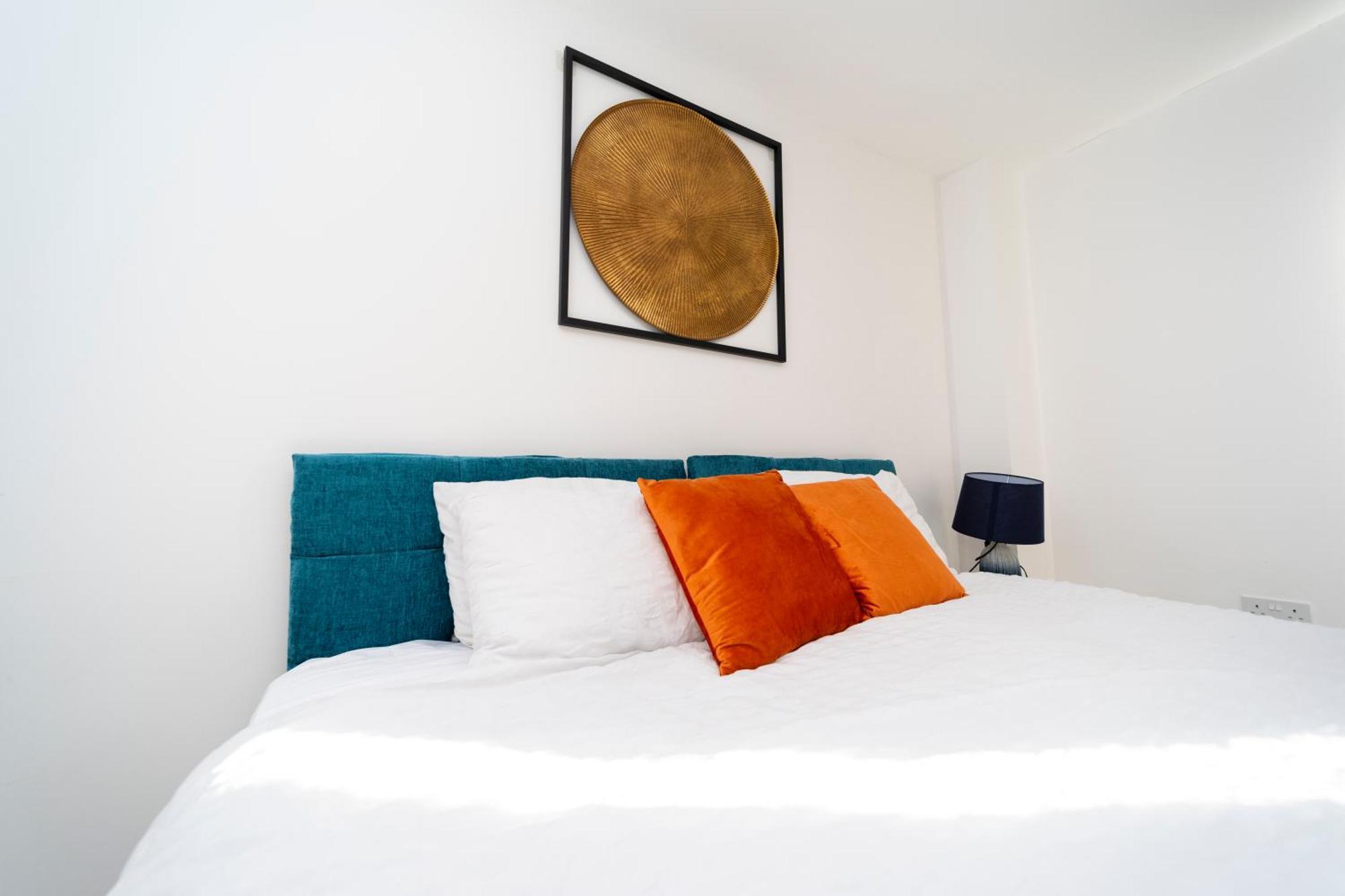 Specious Modern 3-bed House Near Centre * Reading