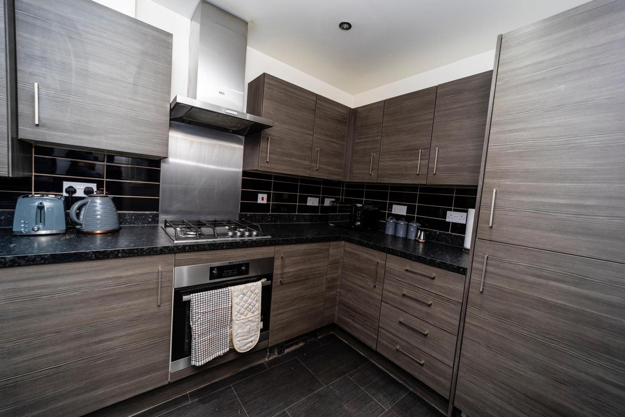 Specious Modern 3-bed House Near Centre