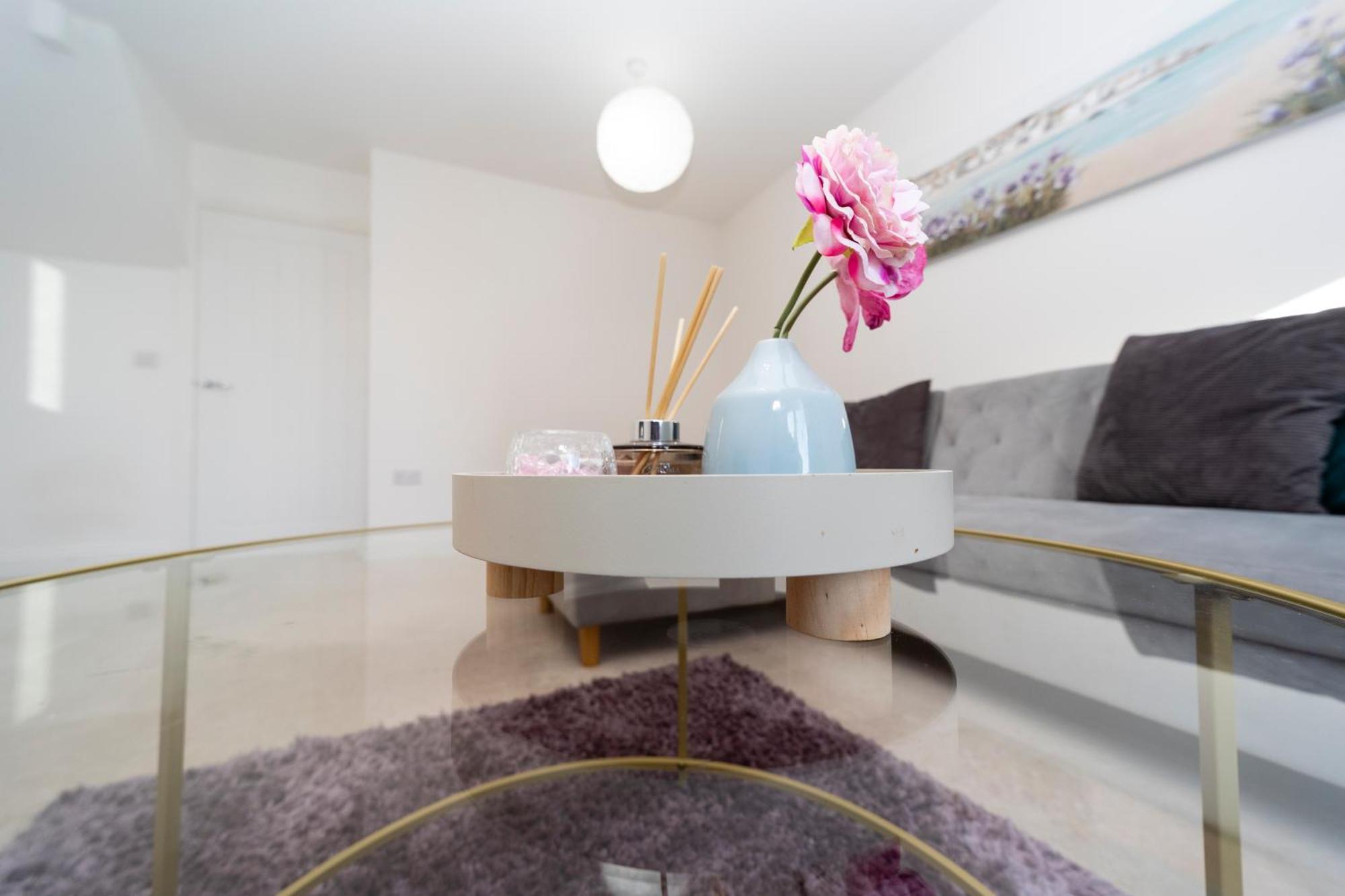 Specious Modern 3-bed House Near Centre Reading