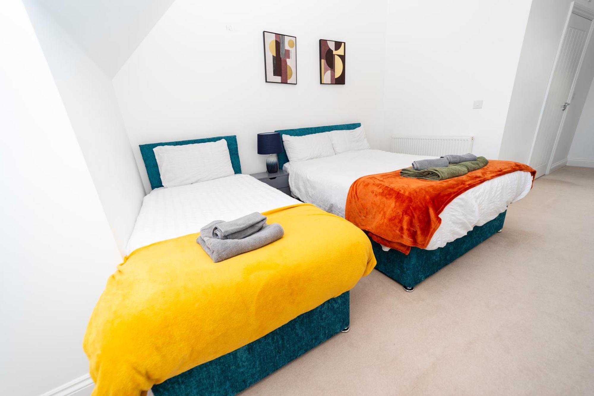 Specious Modern 3-bed House Near Centre Holiday home Reading