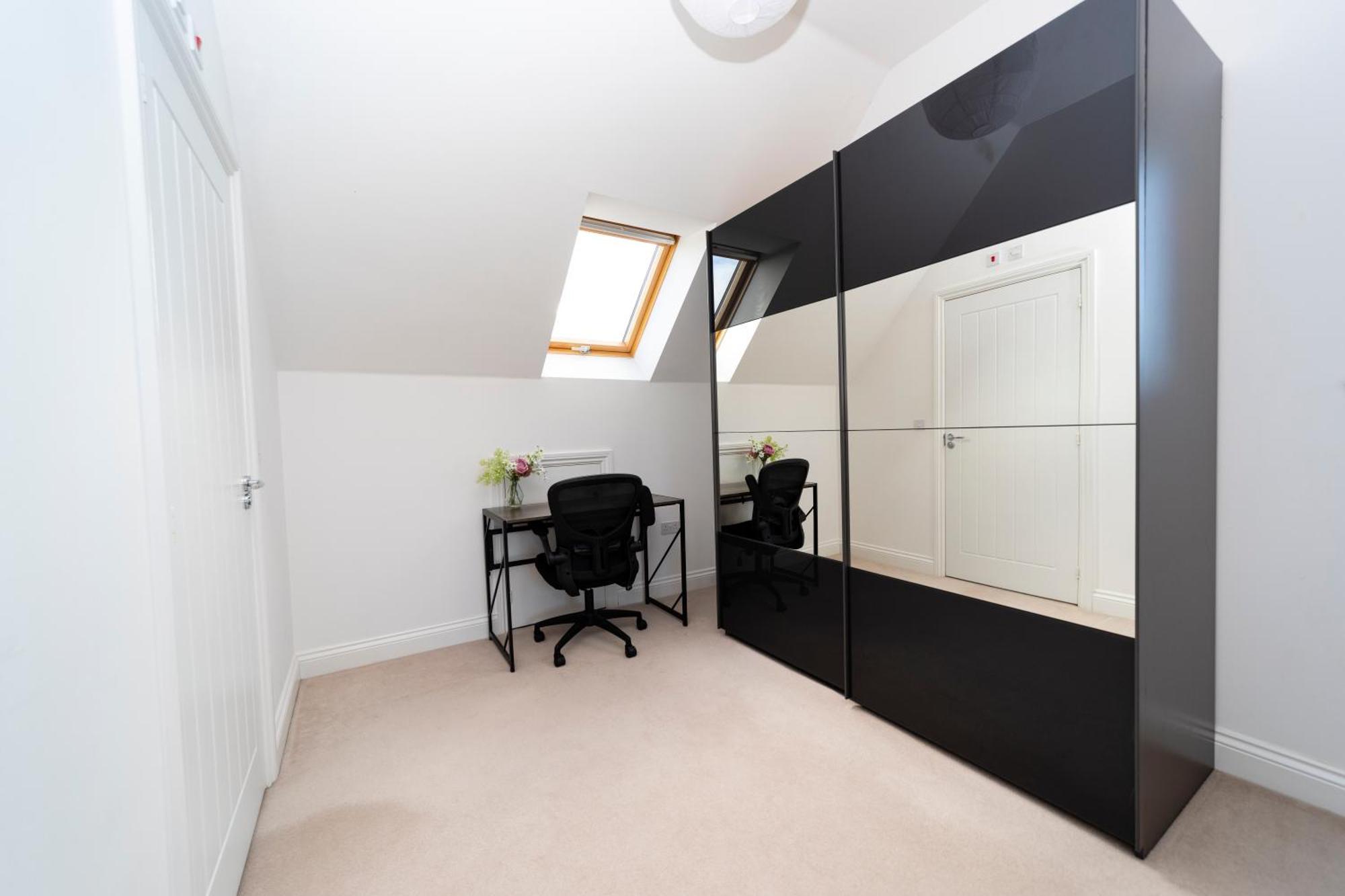 Specious Modern 3-bed House Near Centre Reading