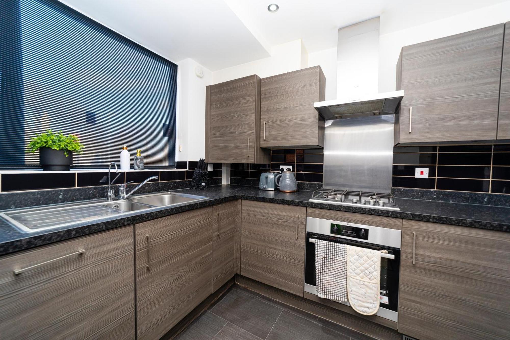 Specious Modern 3-bed House Near Centre * Reading