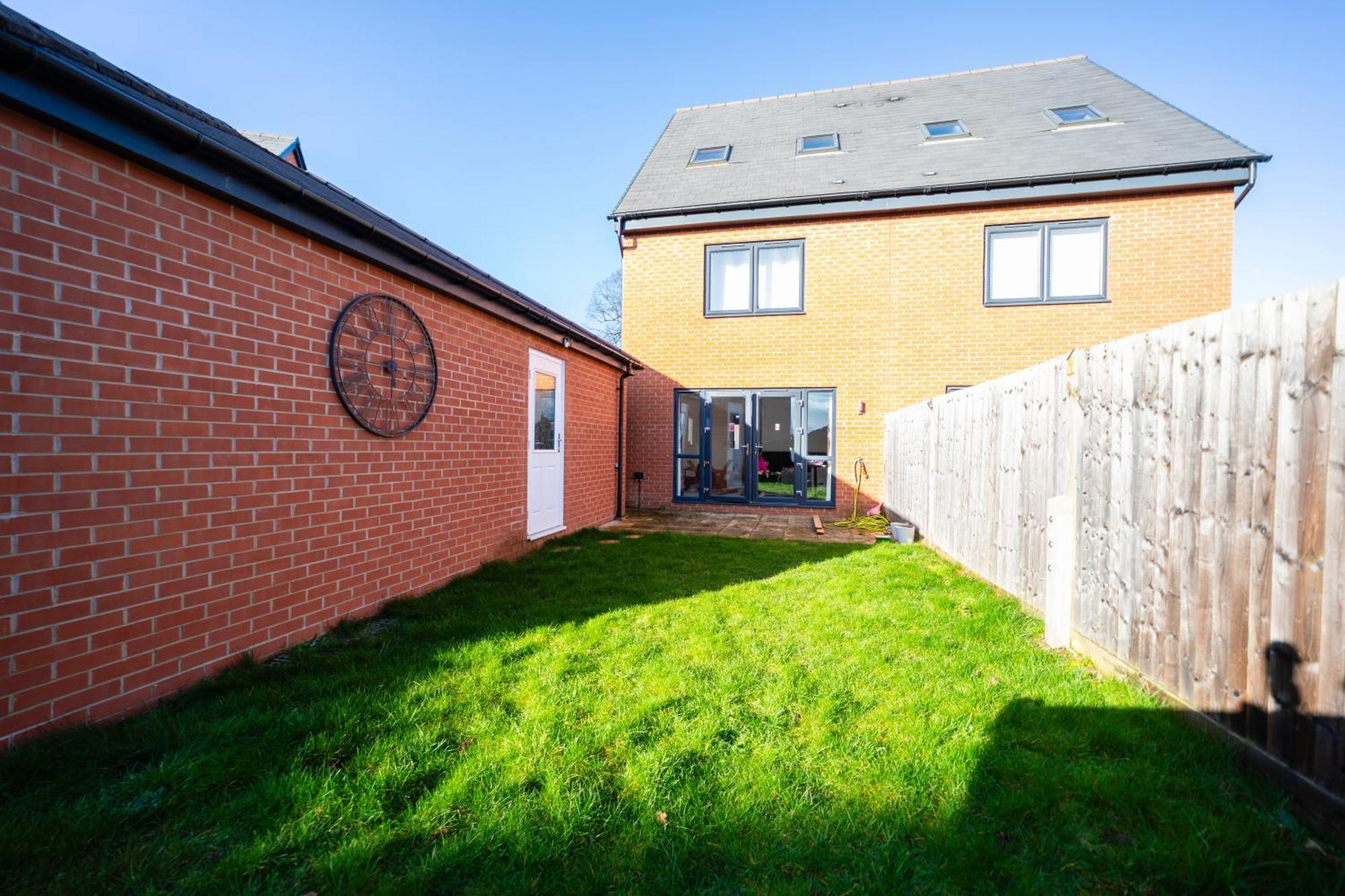 Specious Modern 3-bed House Near Centre Holiday home *