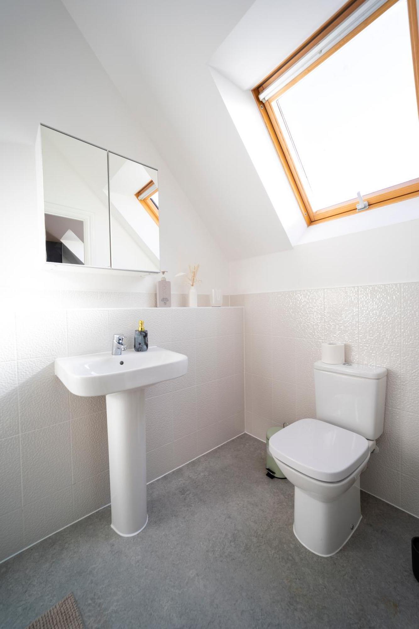 Specious Modern 3-bed House Near Centre Holiday home Reading