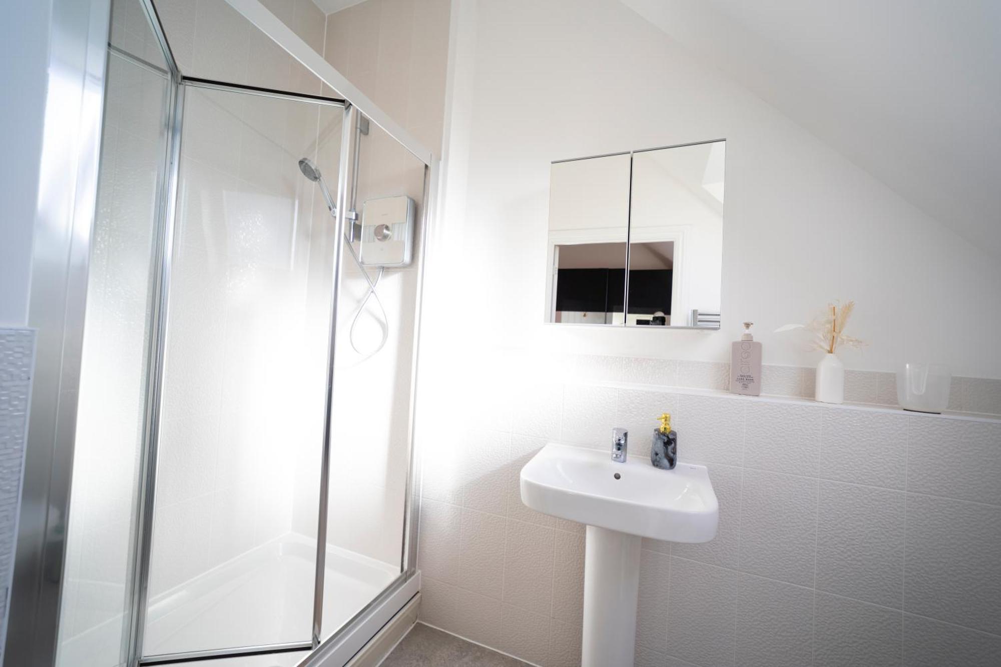 Specious Modern 3-bed House Near Centre