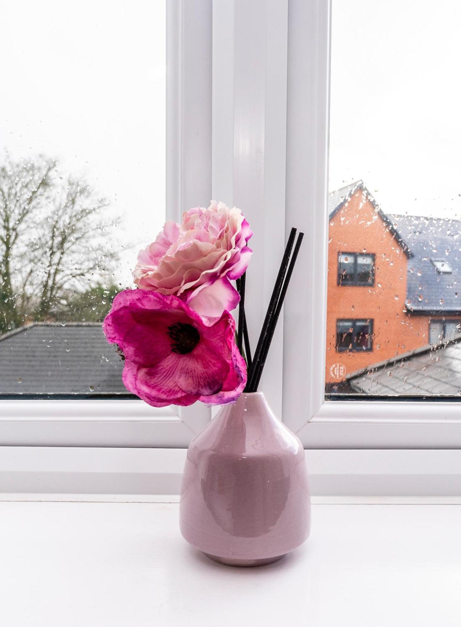 Specious Modern 3-bed House Near Centre