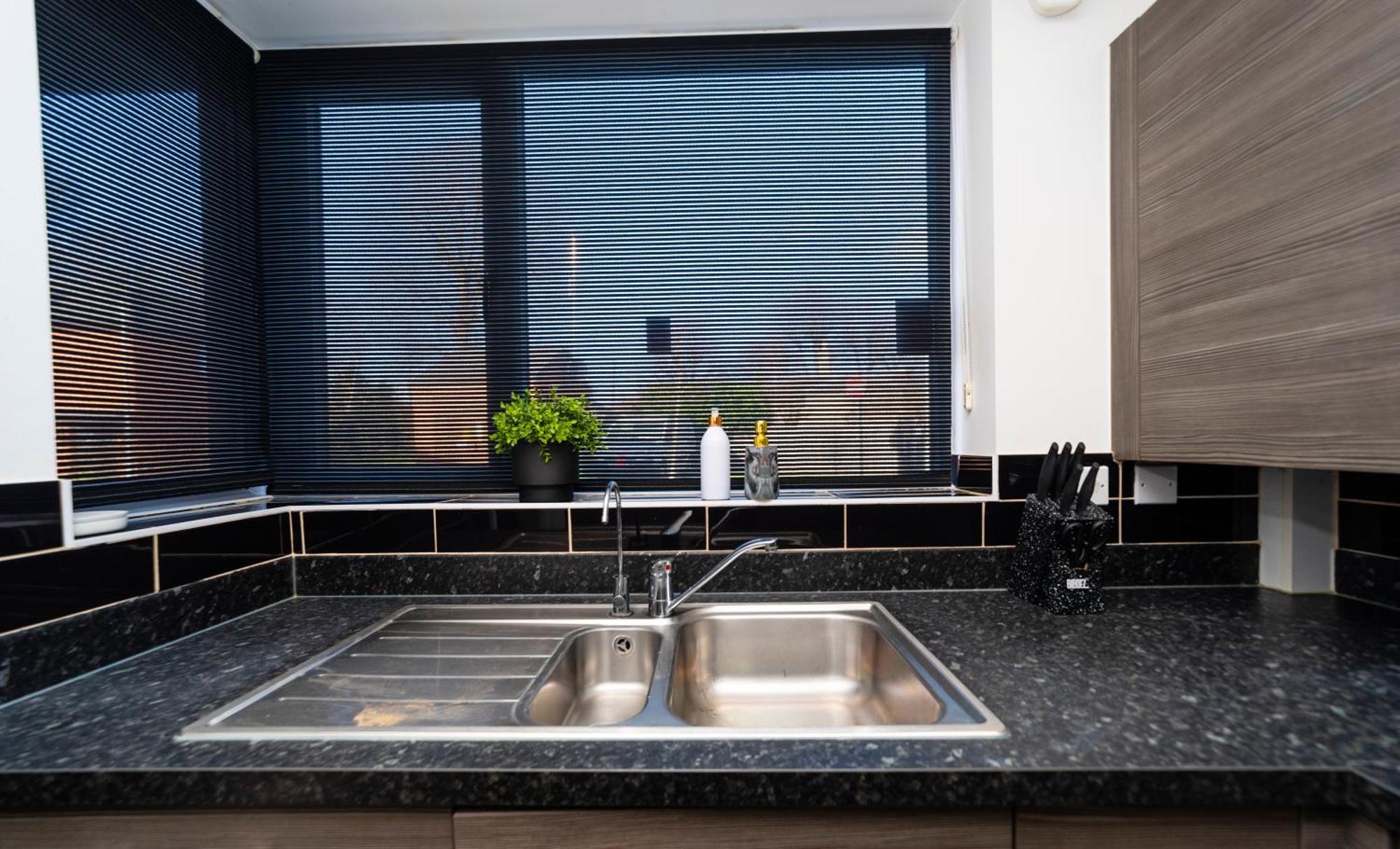 Specious Modern 3-bed House Near Centre *